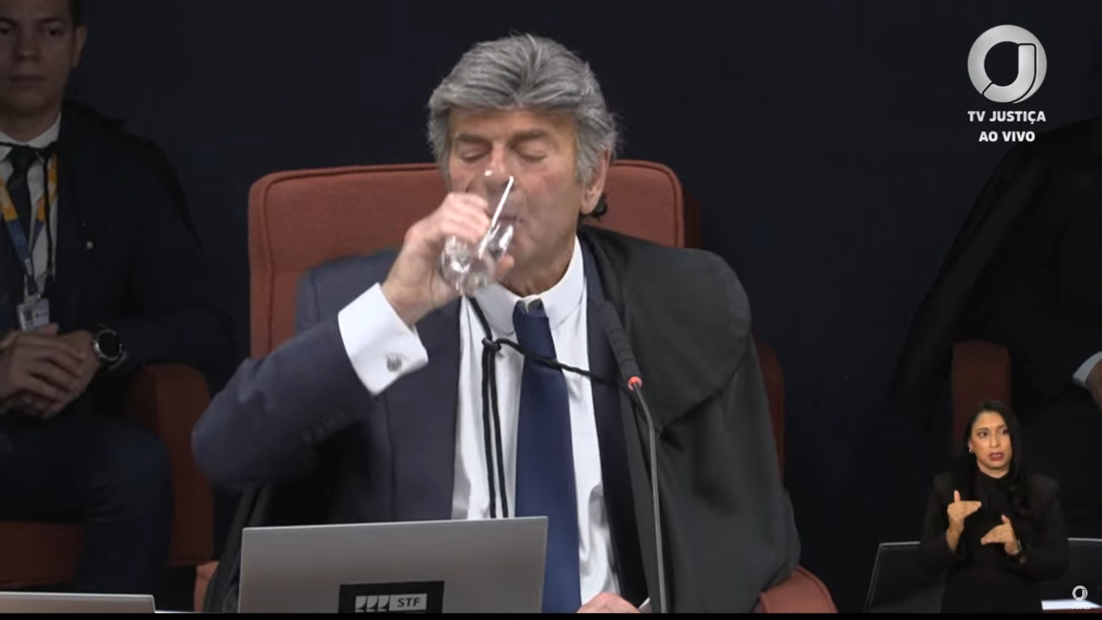 Leia mais sobre o artigo Fux joga futevôlei e a Constituição observa